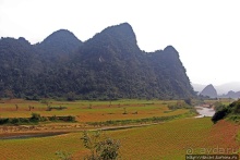 Полые скалы Вьетнама: долина Tan Hoa и первая пещера
