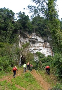 Полые скалы Вьетнама: долина Tan Hoa и первая пещера
