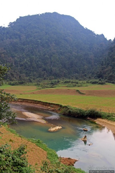 Полые скалы Вьетнама: долина Tan Hoa и первая пещера