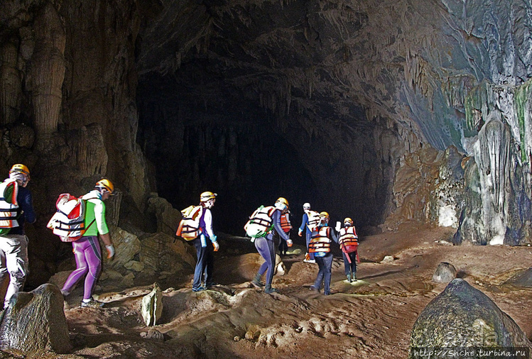 Альбом отзыва "Полые скалы Вьетнама: долина Tan Hoa и первая пещера"