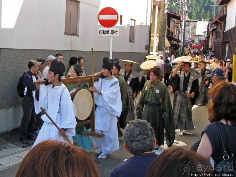 Осенний фестиваль в Такаяма, завершающее шествие
