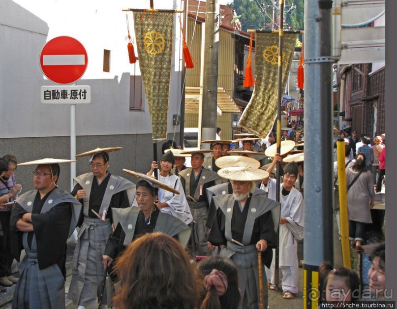 Осенний фестиваль в Такаяма, завершающее шествие