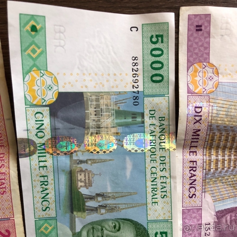 Рассматривая чадские купюры