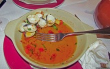 Домашняя местная кухня в любопытном интерьере (и дешево)