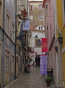 Домашняя местная кухня в любопытном интерьере (и дешево)