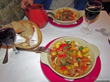 Домашняя местная кухня в любопытном интерьере (и дешево)