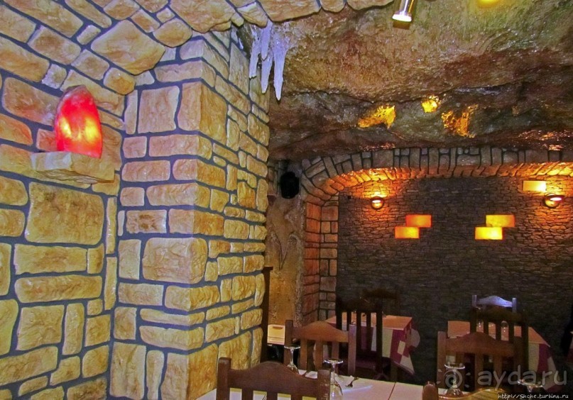 Домашняя местная кухня в любопытном интерьере (и дешево)