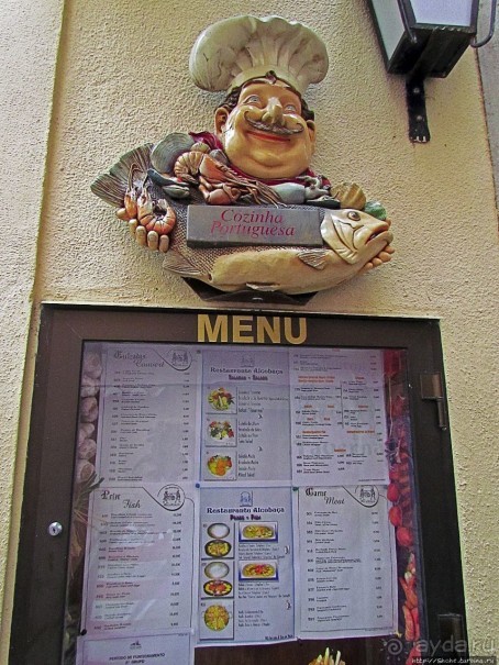 Домашняя местная кухня в любопытном интерьере (и дешево)