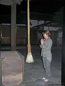 Ночной визит в синтоистский храм. Изучаем правила поведения.