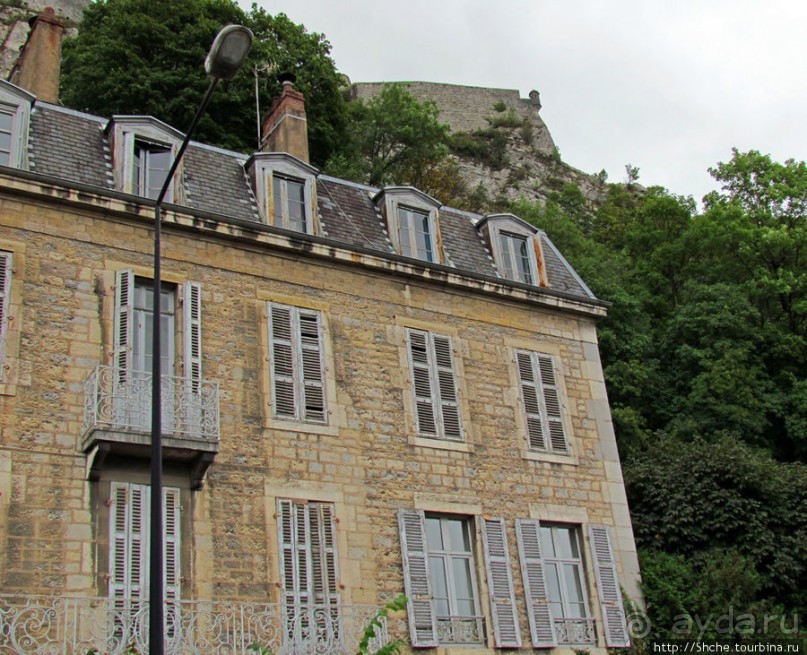 Берег реки Doub (по-русски просто Ду). Порог и шлюз