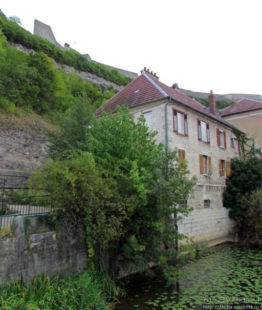 Берег реки Doub (по-русски просто Ду). Порог и шлюз