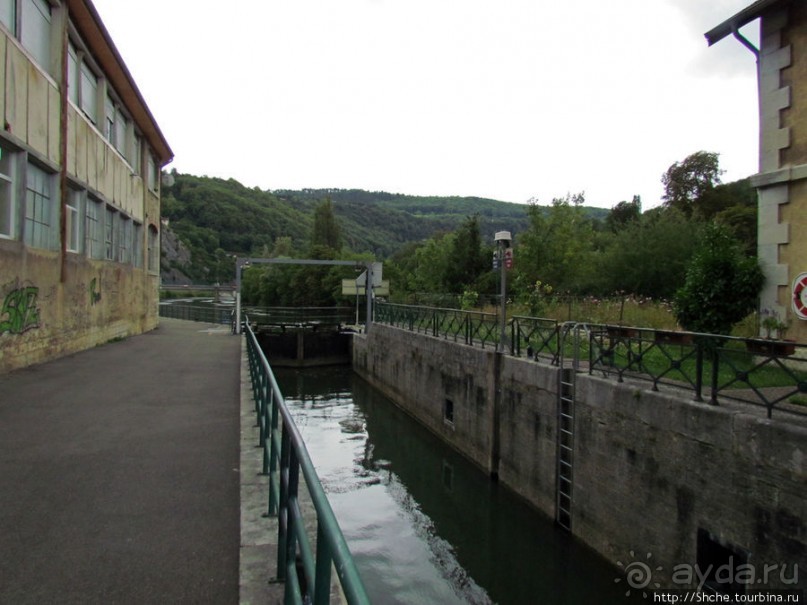 Берег реки Doub (по-русски просто Ду). Порог и шлюз