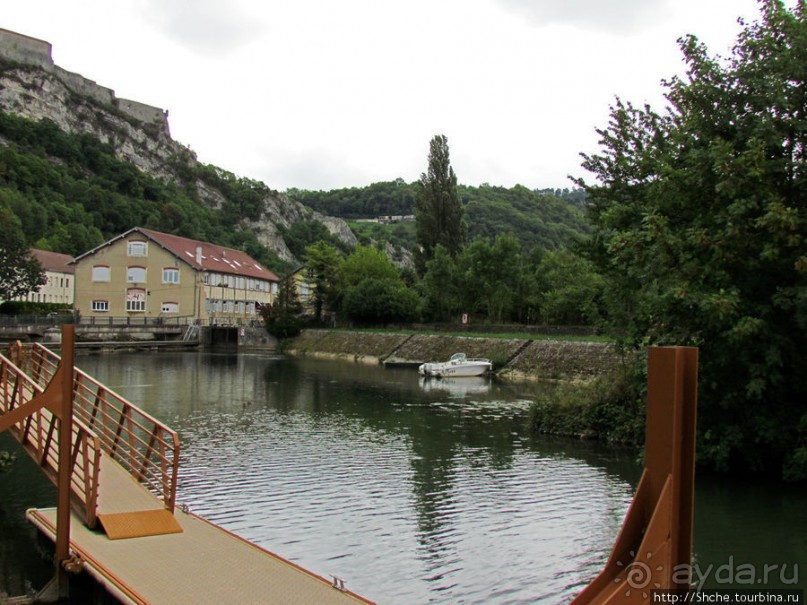 Берег реки Doub (по-русски просто Ду). Порог и шлюз