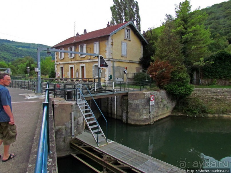 Берег реки Doub (по-русски просто Ду). Порог и шлюз