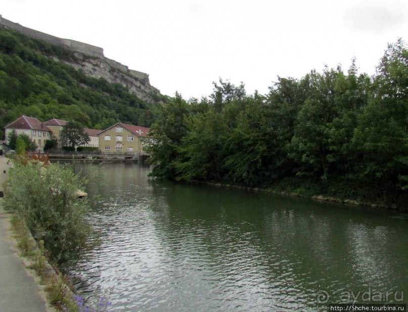 Берег реки Doub (по-русски просто Ду). Порог и шлюз