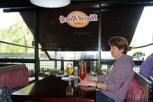 Альбом отзыва "Хард Рок кафе в Лондоне — первое из культовых"