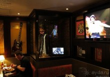 Альбом отзыва "Хард Рок кафе в Лондоне — первое из культовых"