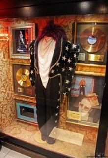 Альбом отзыва "Хард Рок кафе в Лондоне — первое из культовых"