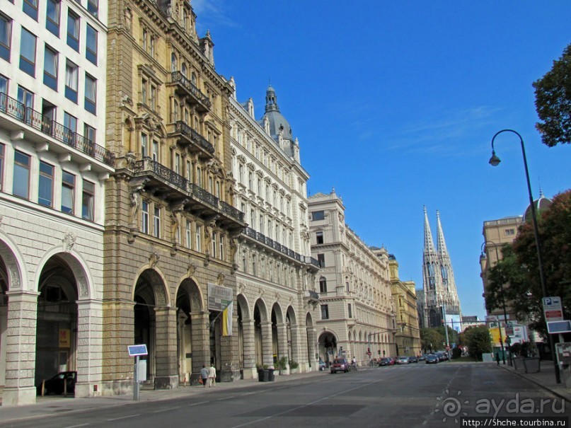 По Reichsratsstrasse от Votivkirche до городской ратуши