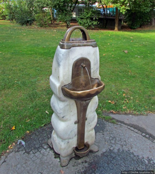 По Reichsratsstrasse от Votivkirche до городской ратуши