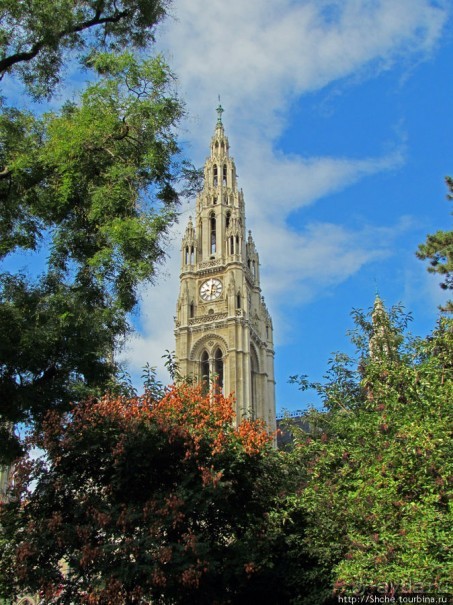 По Reichsratsstrasse от Votivkirche до городской ратуши