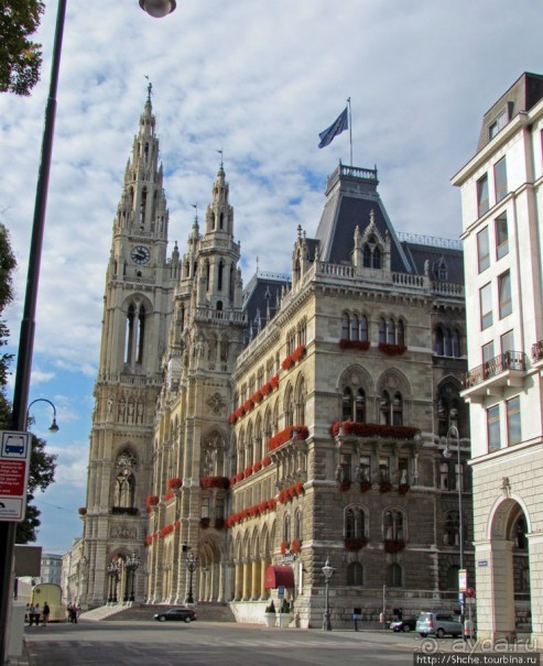 По Reichsratsstrasse от Votivkirche до городской ратуши