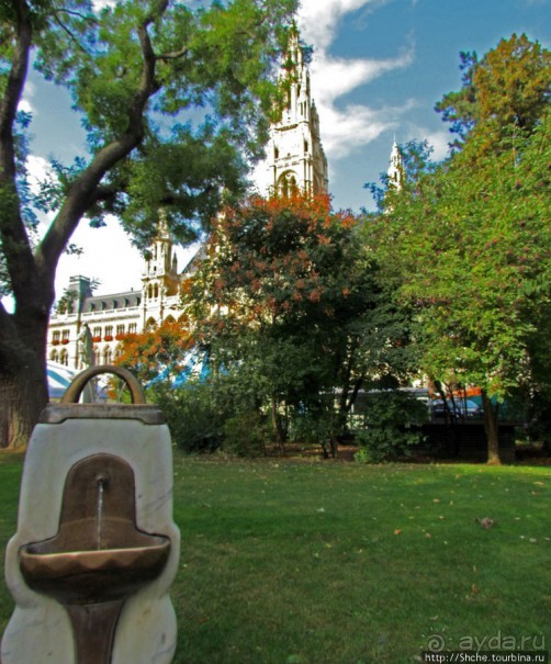 По Reichsratsstrasse от Votivkirche до городской ратуши