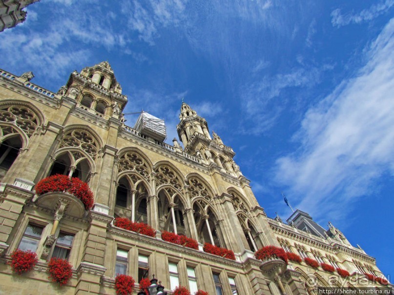 По Reichsratsstrasse от Votivkirche до городской ратуши