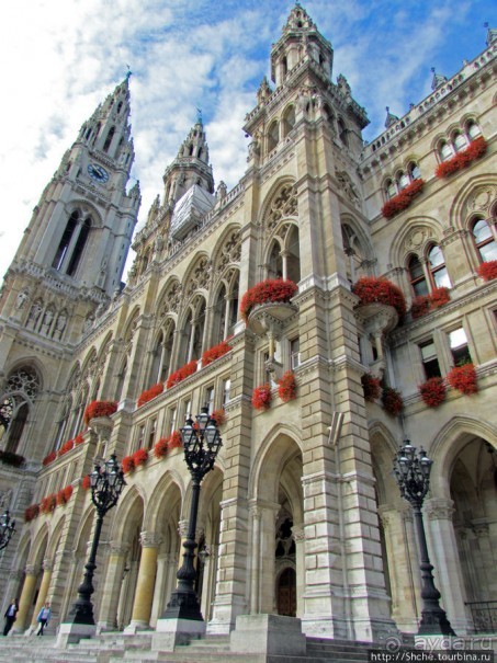 По Reichsratsstrasse от Votivkirche до городской ратуши