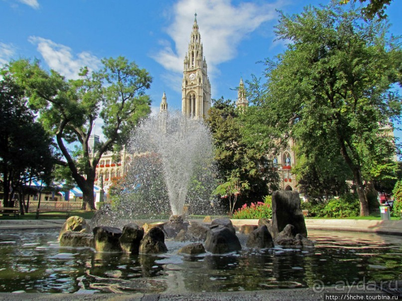По Reichsratsstrasse от Votivkirche до городской ратуши