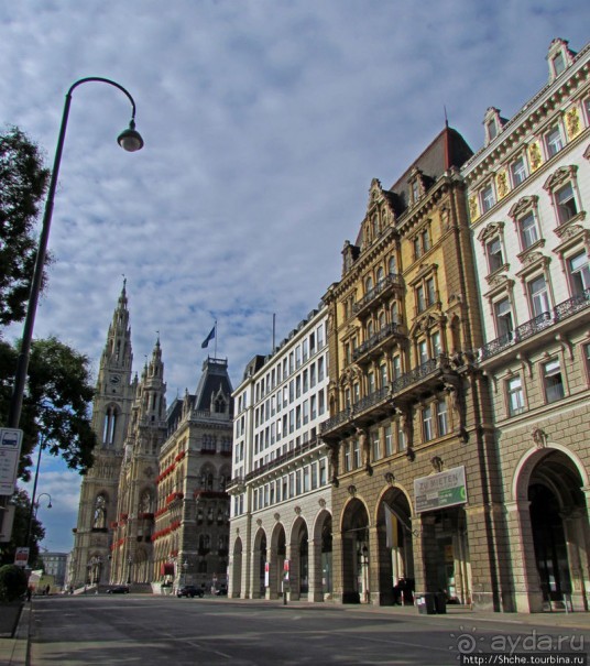 По Reichsratsstrasse от Votivkirche до городской ратуши