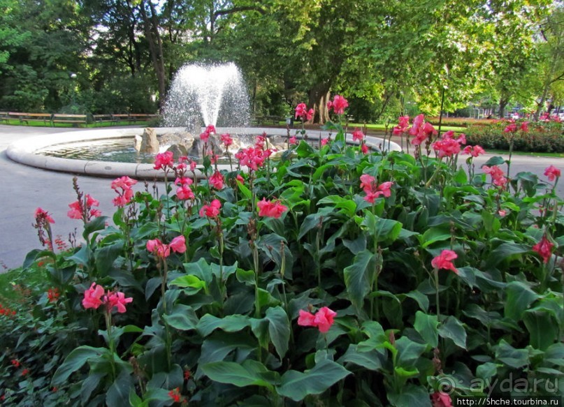 По Reichsratsstrasse от Votivkirche до городской ратуши
