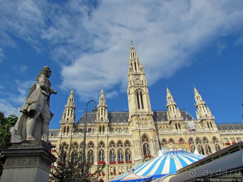По Reichsratsstrasse от Votivkirche до городской ратуши
