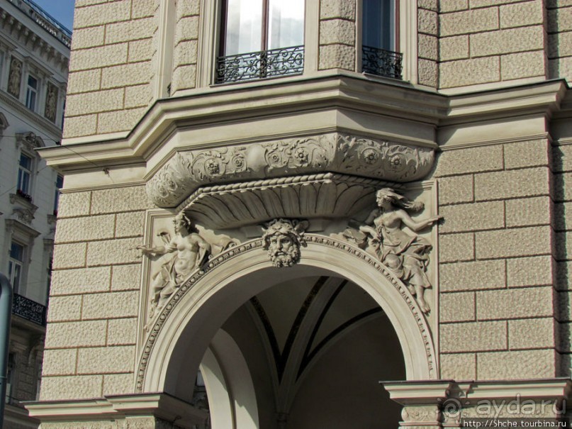 По Reichsratsstrasse от Votivkirche до городской ратуши