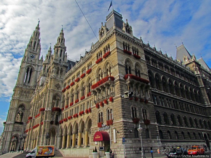 По Reichsratsstrasse от Votivkirche до городской ратуши