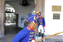 Смена караула у Президентского дворца в Кито