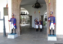 Смена караула у Президентского дворца в Кито