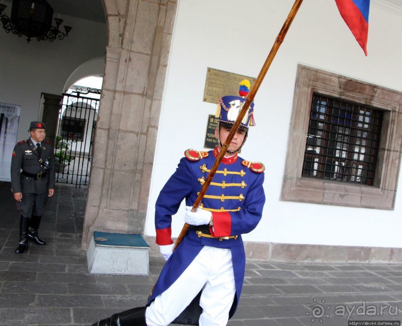 Смена караула у Президентского дворца в Кито