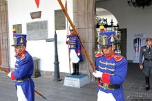 Смена караула у Президентского дворца в Кито