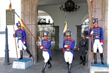 Смена караула у Президентского дворца в Кито