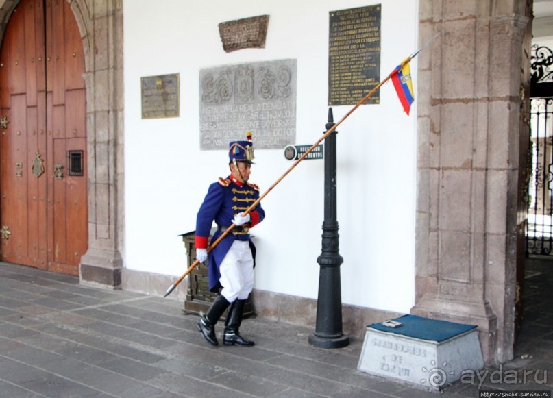 Смена караула у Президентского дворца в Кито