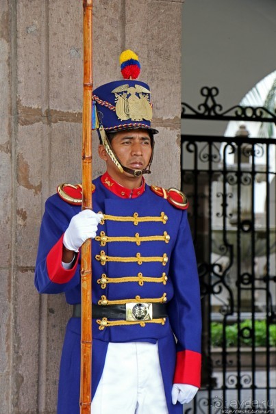 Смена караула у Президентского дворца в Кито