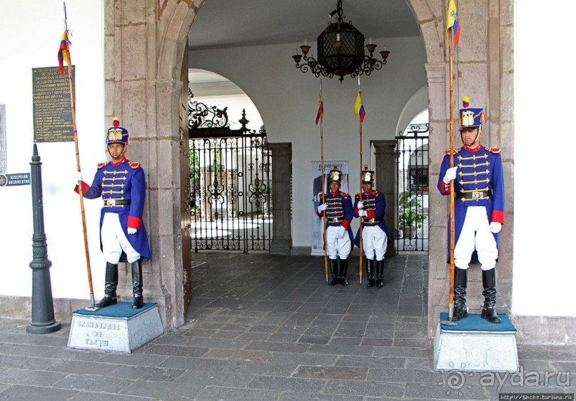 Смена караула у Президентского дворца в Кито