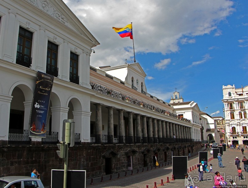 Смена караула у Президентского дворца в Кито