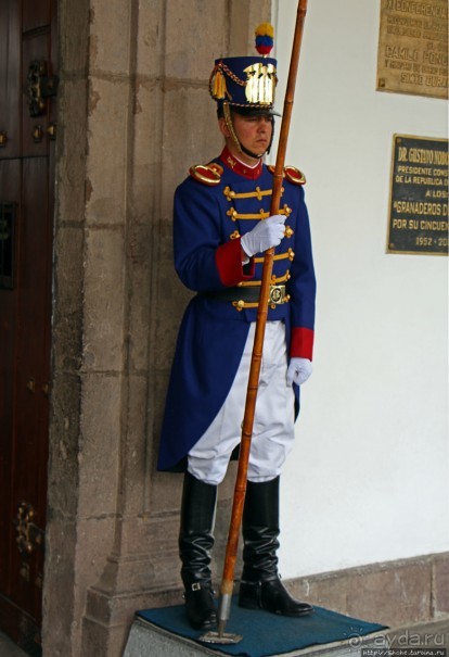 Смена караула у Президентского дворца в Кито