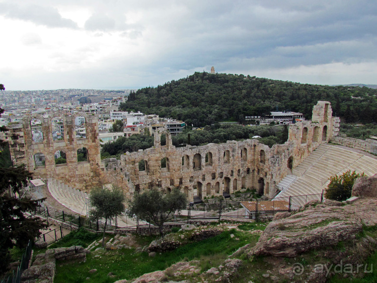У подножия Акрополя