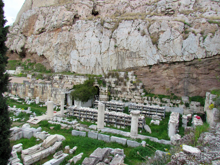 У подножия Акрополя