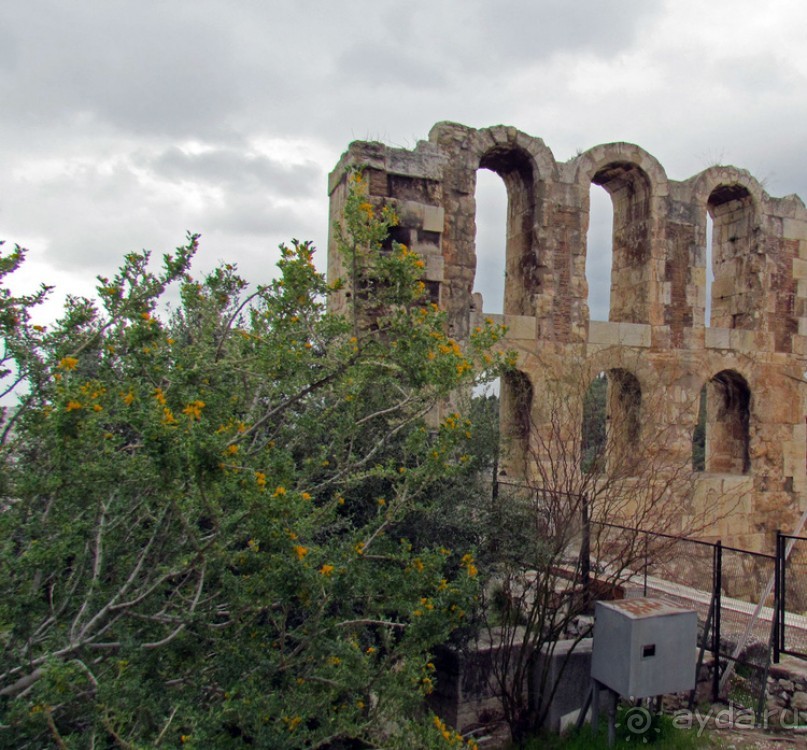 У подножия Акрополя