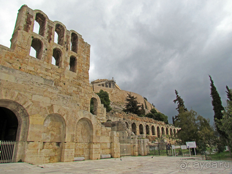 У подножия Акрополя