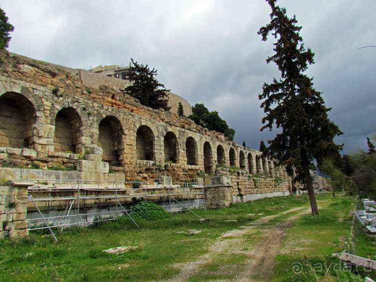 У подножия Акрополя